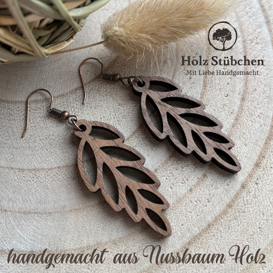 Bild von Handgemachte Holz Ohrringe im schönen Blätter-Stil aus Nussbaum - Holz, mit bronzefarbigen, nickelfreien Ohrhaken