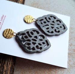 Bild von  Ornament-Ohrstecker - Rhombusform aus Resin black - Stecker goldfarbig