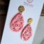 Bild von Ornament-Ohrstecker - Tropfenform - fruit dove pink - Stecker rund goldfarbig