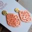Bild von Ornament-Ohrstecker - Rhombusform - coral pink - Stecker rund goldfarbig